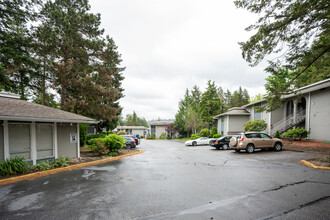 Villa Marina in Redmond, WA - Foto de edificio - Building Photo