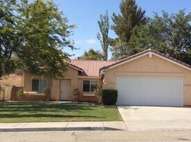 3242 Shale Rd in Palmdale, CA - Building Photo