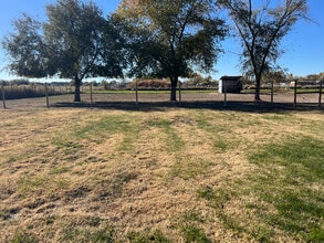 5223 S 4700 W in Hooper, UT - Foto de edificio - Building Photo