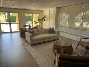 2351 Douglas Rd in Miami, FL - Building Photo - Building Photo