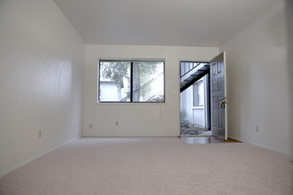 Country Glen Apartments in Sacramento, CA - Building Photo - Building Photo