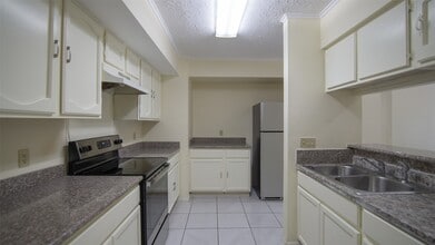 9102 Benthos Dr in Houston, TX - Building Photo - Building Photo