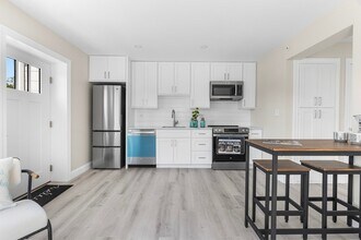 112 W Main St, Unit 8 in Barnstable, MA - Building Photo - Building Photo