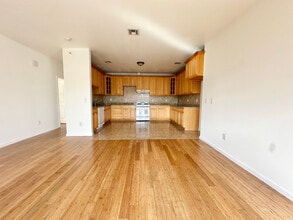 41-43-43 Manufacturers Pl in Newark, NJ - Foto de edificio - Building Photo