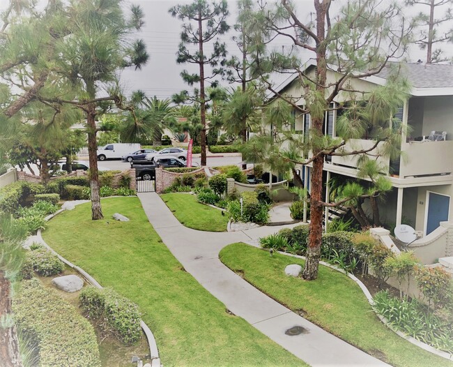 Park Royal Apartments in Anaheim, CA - Building Photo - Building Photo