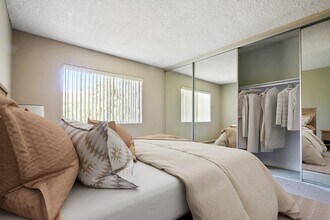 Natick Park in Sherman Oaks, CA - Foto de edificio - Building Photo