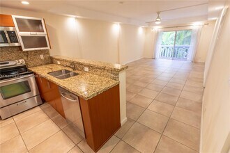 100 Edgewater Dr in Miami, FL - Building Photo - Building Photo