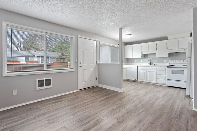 Clackamas Court Apartment