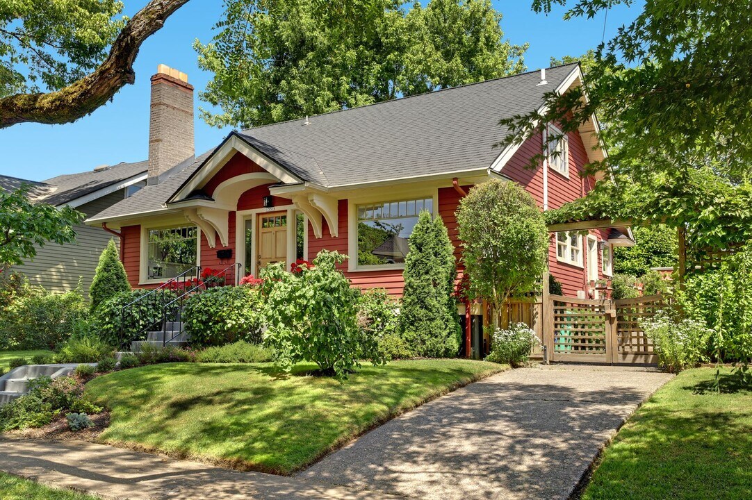 1351 SE Flavel St in Portland, OR - Building Photo