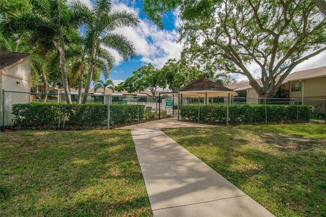 4513 S Oak Dr, Unit Q32B in Tampa, FL - Foto de edificio - Building Photo