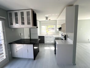 121 Koko Isle Cir in Honolulu, HI - Building Photo - Building Photo