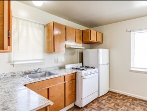 Midway Square Townhomes in Flint, MI - Foto de edificio - Interior Photo