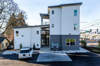 1111 W Fourth Plain Blvd in Vancouver, WA - Foto de edificio - Building Photo