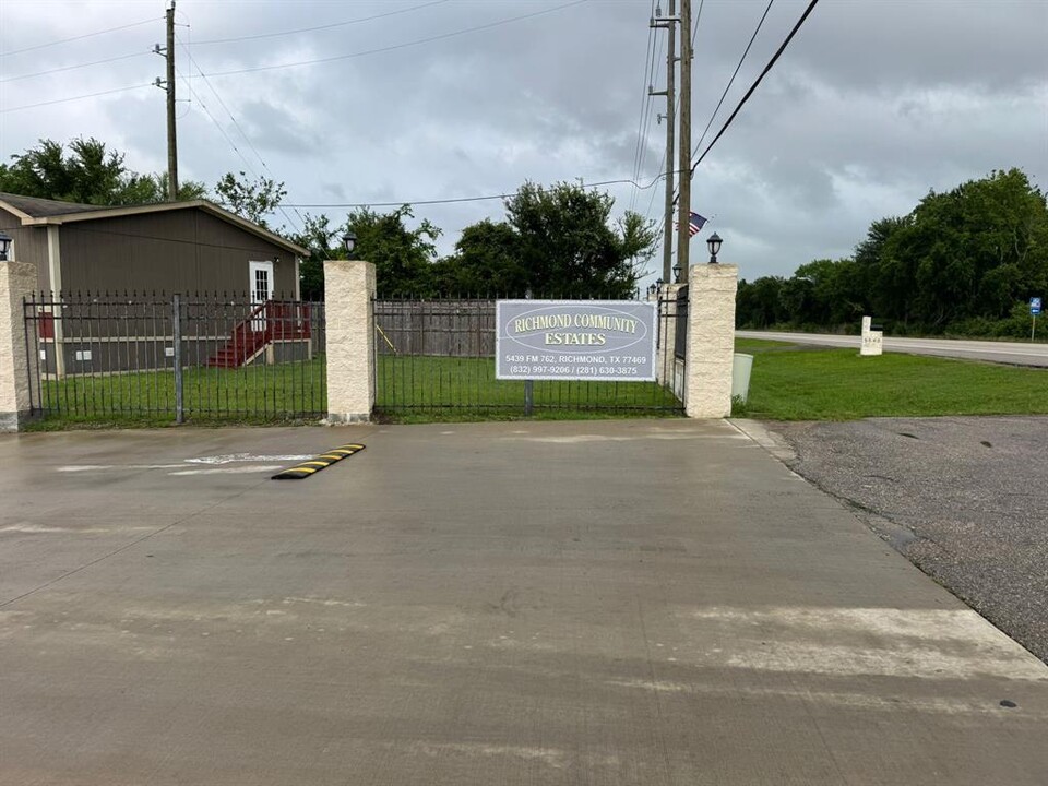 5439 FM 762 Rd in Richmond, TX - Building Photo