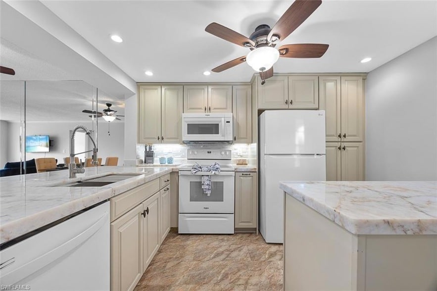 1083 Forest Lakes Dr in Naples, FL - Foto de edificio