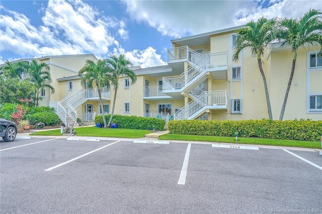 5593 NE Gulfstream Way in Stuart, FL - Foto de edificio - Building Photo