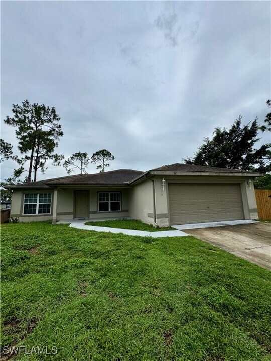 4117 1st St SW in Lehigh Acres, FL - Building Photo