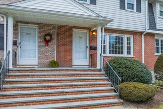 Wedgewood Common Apartments in Concord, MA - Foto de edificio - Building Photo