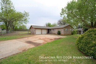 400 W Silverwood Dr in Midwest City, OK - Building Photo