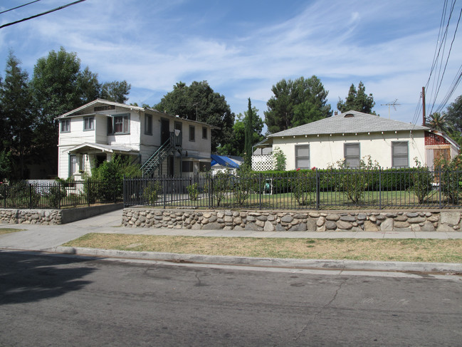 1145 N Summit Ave in Pasadena, CA - Foto de edificio - Building Photo