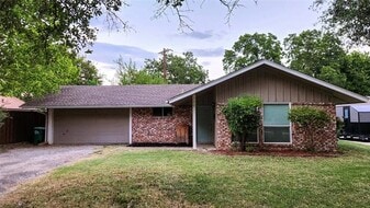 105 Peach St in Denton, TX - Building Photo