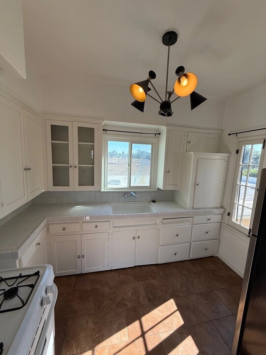 1154 N Curson Ave in West Hollywood, CA - Building Photo