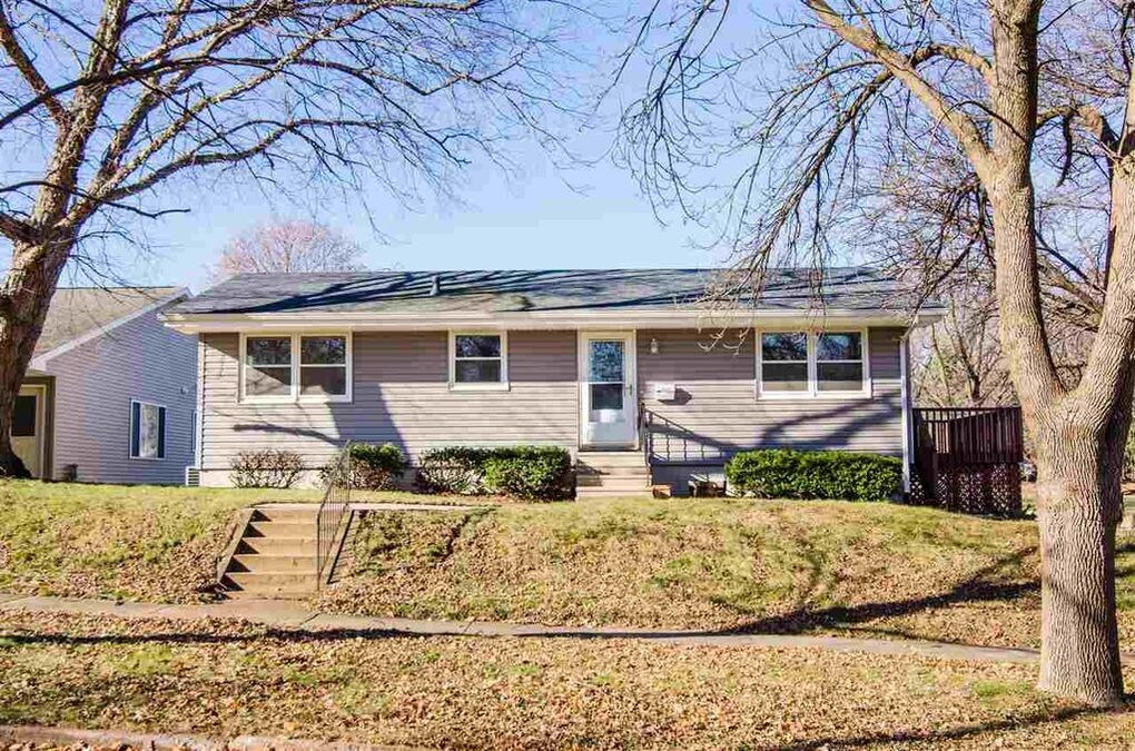 1003 Olive St in Cedar Falls, IA - Building Photo