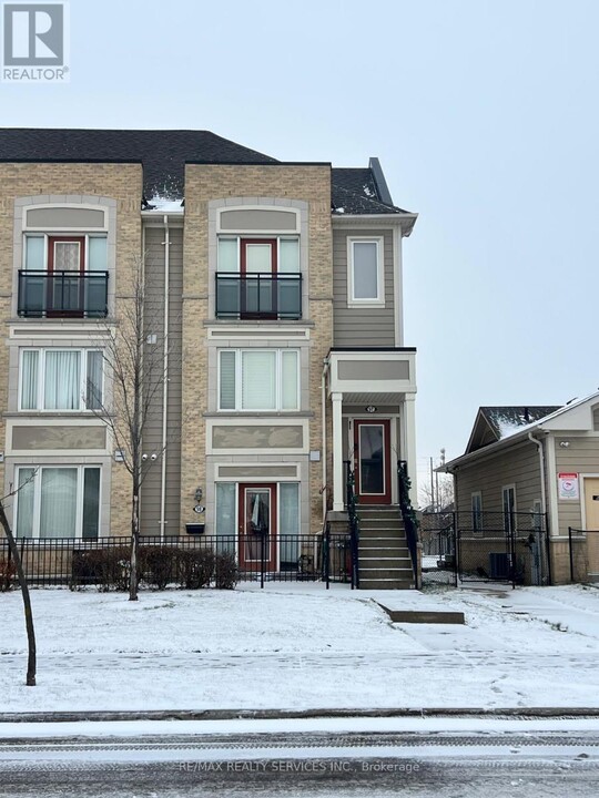 60-60 Fairwood Cir in Brampton, ON - Building Photo