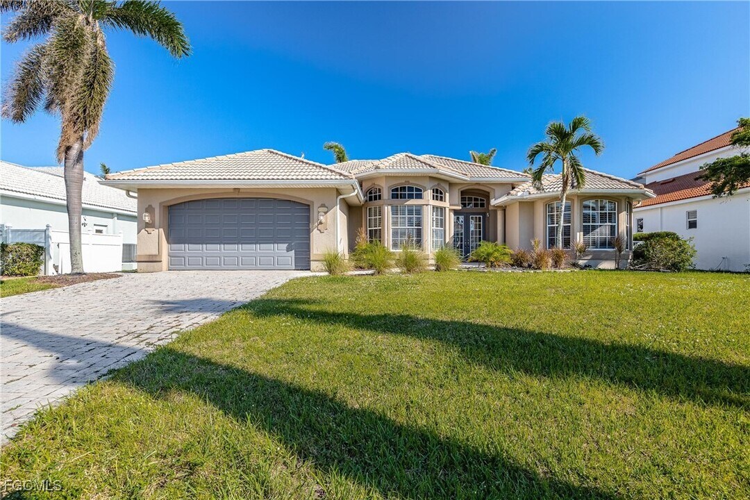 5323 SW 28th Pl in Cape Coral, FL - Building Photo