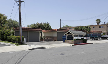 San Juan Street Apartments in Tustin, CA - Foto de edificio - Building Photo