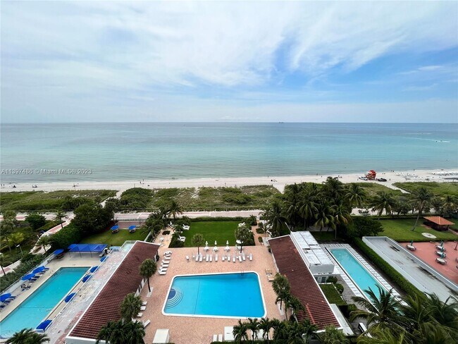 2457 Collins Ave in Miami Beach, FL - Building Photo - Building Photo