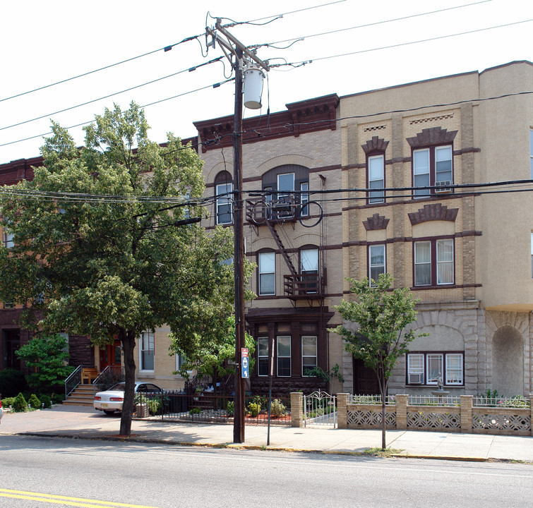 2402 Palisade Ave in Weehawken, NJ - Building Photo