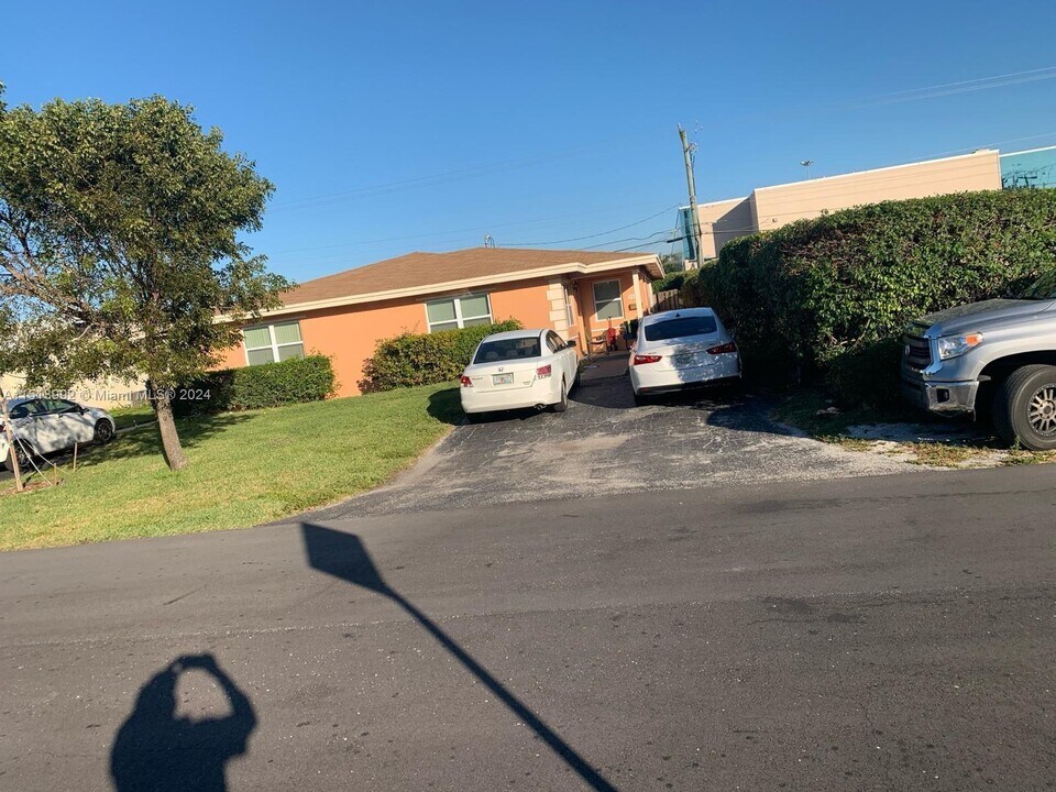 212 NE 9th Ave in Deerfield Beach, FL - Building Photo