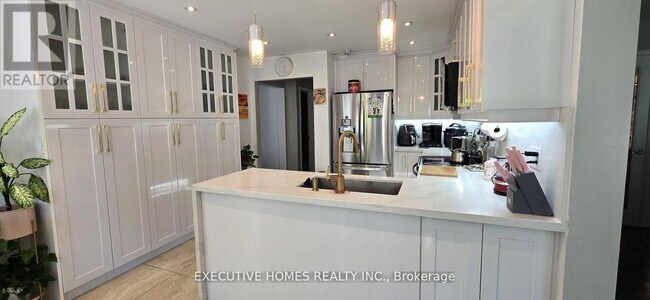 2342 Wildwood Crescent in Pickering, ON - Building Photo - Building Photo