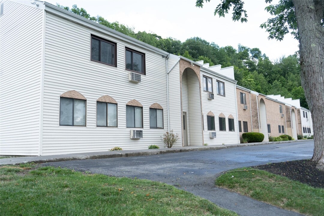 33 Scarborough Ln in Wappingers Falls, NY - Building Photo