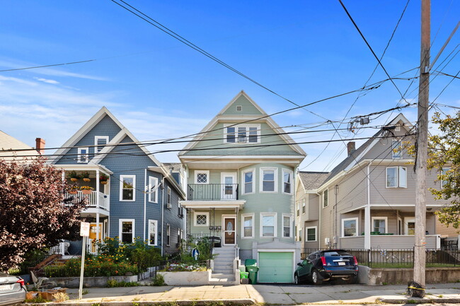 56 William St, Unit 2 in Medford, MA - Foto de edificio - Building Photo