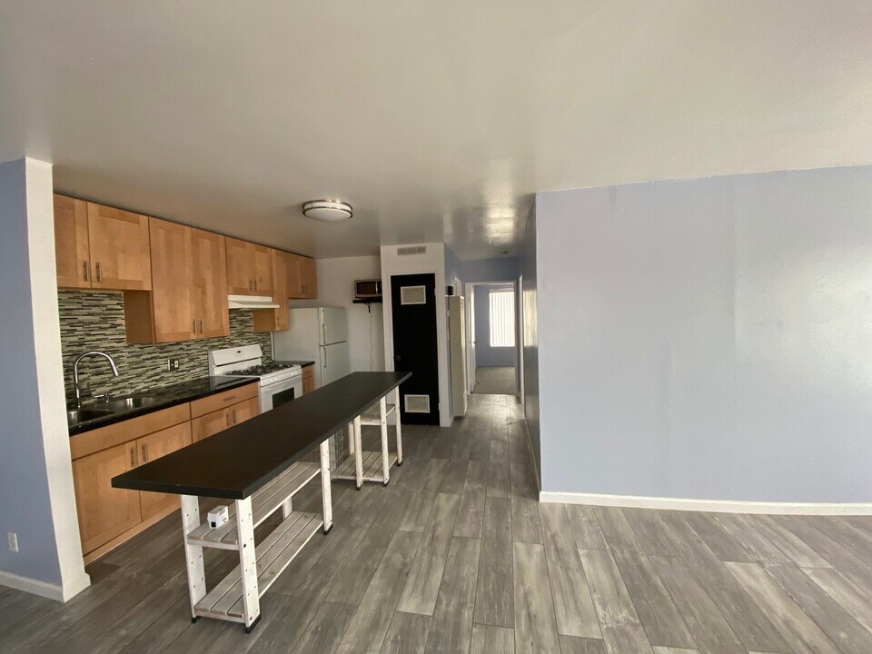 616 Tularosa Dr in Los Angeles, CA - Building Photo