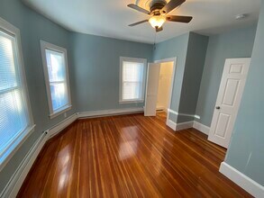 73 Hall Ave, Unit 2 in Somerville, MA - Foto de edificio - Building Photo