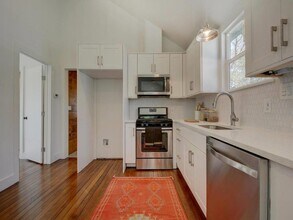 66 1/2 Navasota St in Austin, TX - Building Photo - Building Photo