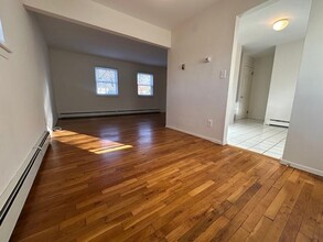 16A Van Wicklen Ct in Huntington, NY - Building Photo - Building Photo
