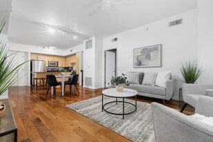 54 Rainey St in Austin, TX - Building Photo