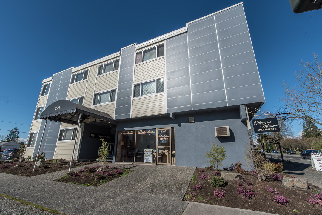 Olympic Manor Apartments in Seattle, WA - Building Photo