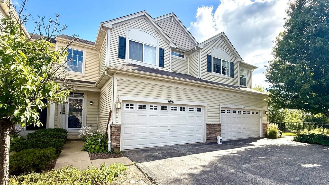 696 S Jade Ln in Round Lake, IL - Building Photo
