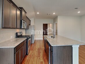 8109 Cottage Rose Dr in Austin, TX - Foto de edificio - Building Photo