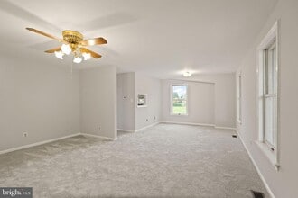 318 Evergreen Mills Rd in Leesburg, VA - Foto de edificio - Building Photo