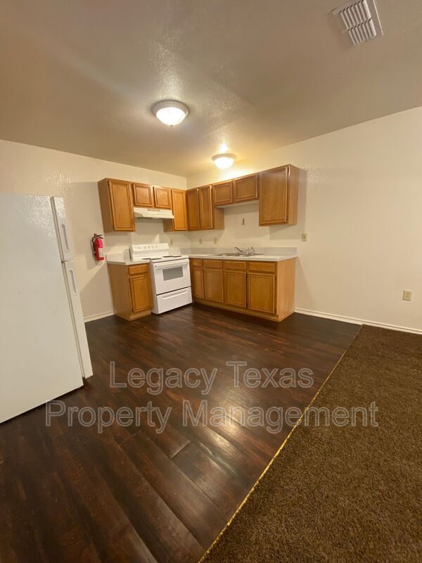 1112 Williams Ave in Cleburne, TX - Building Photo - Building Photo