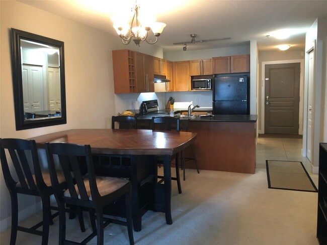 1083 Sunset Dr in Kelowna, BC - Building Photo - Building Photo