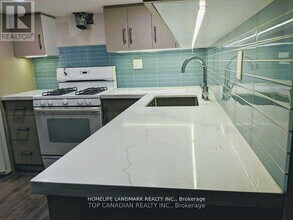 318 Betty Ann Dr in Toronto, ON - Building Photo - Building Photo