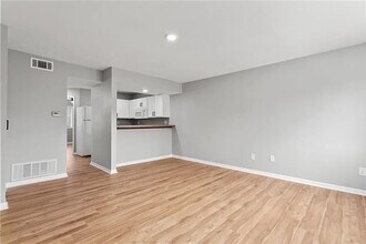 1505 W 25th Ct, Unit B8 in Lawrence, KS - Foto de edificio - Building Photo