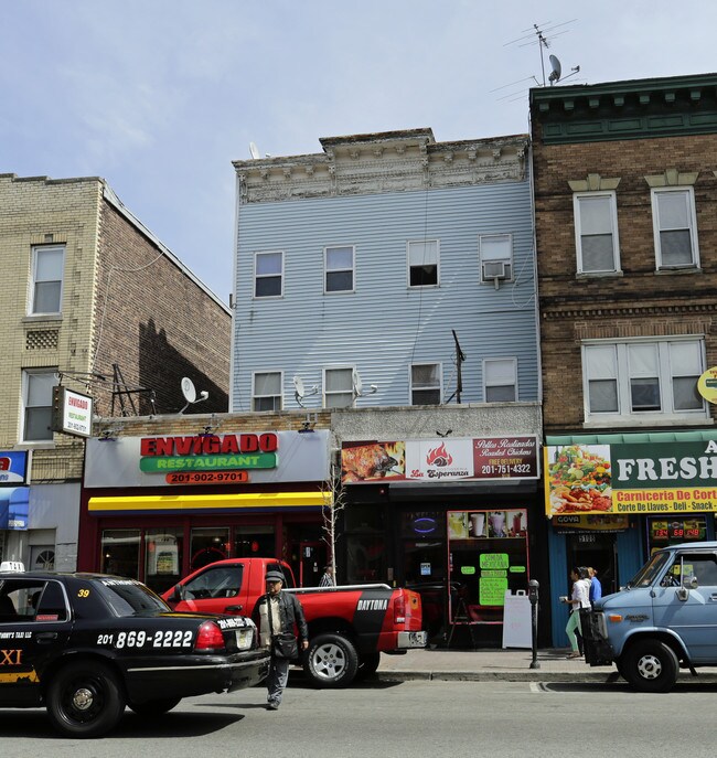5110-5114 Bergenline Ave in West New York, NJ - Building Photo - Building Photo
